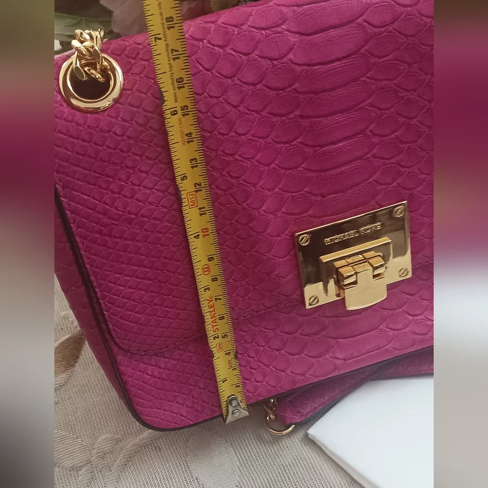 Authentic Michael Kors Tina Medium Shoulder Bag in Fuchsia - Picture 6 of 16